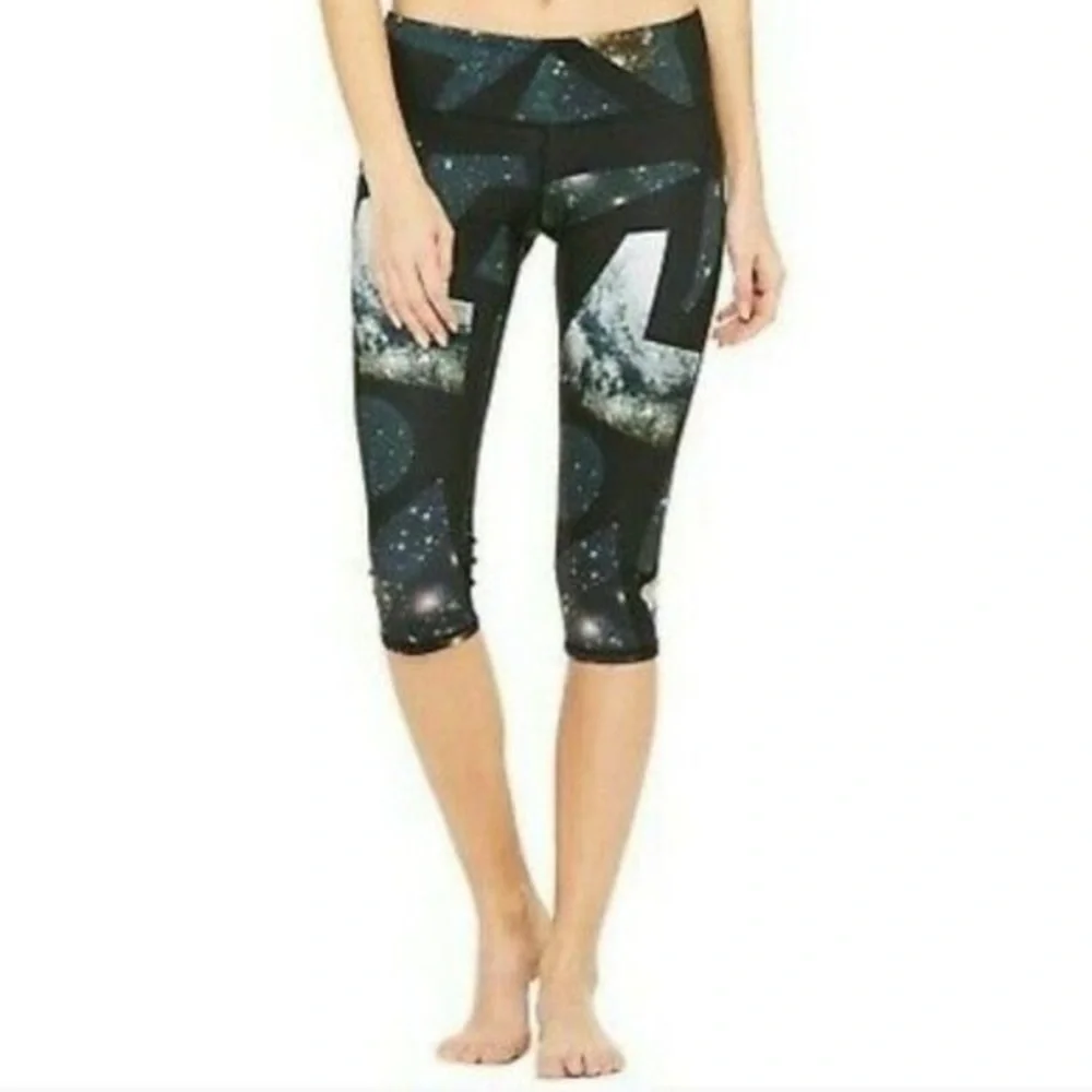 Alo Yoga || Geo Galaxy Capri‎ Leggings Space Black XS
